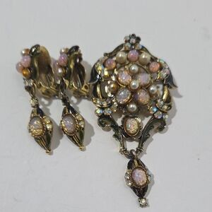 Vintage Gold Tone Brooch With Clip-on Earrings